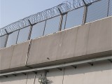 监狱外围隔离网厂家 巡逻道安全防御网 放风场防攀爬隔离网
