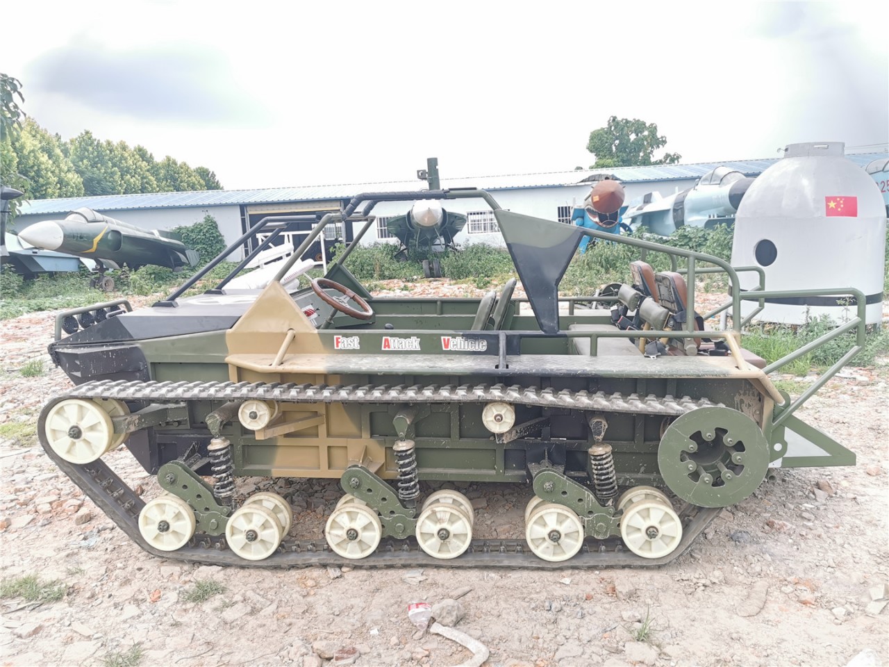 仿真军事模型厂家开动四驱装甲车出售