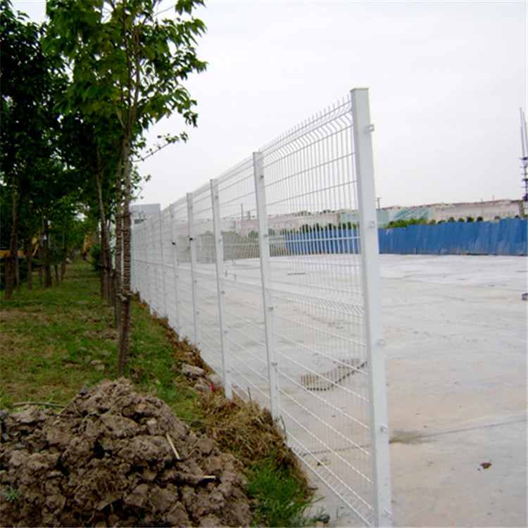 公路两侧?双边公路护栏网常用规格和优点？