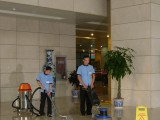 天津保潔公司提供擦玻璃、地毯清洗等服務